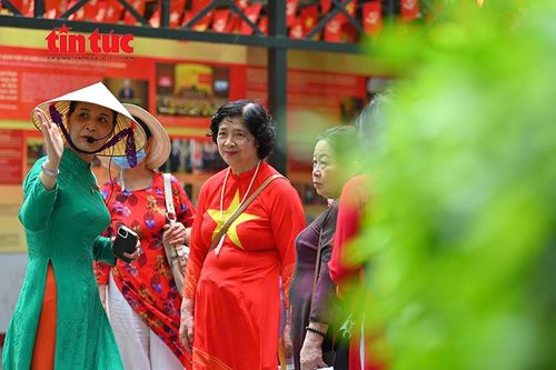 Du khách chăm chú lắng nghe thuyết minh, ôn lại những dấu mốc lịch sử gắn với Chủ tịch Hồ Chí Minh.