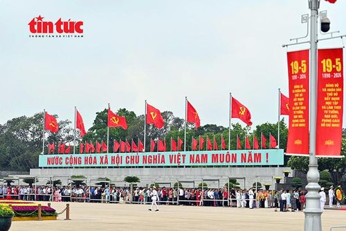 Người dân từ nhiều địa phương về Hà Nội trong dịp 19/5, trong không khí trang nghiêm, thành kính tại khu vực Lăng.