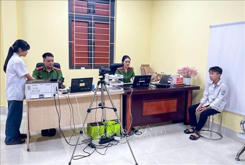 Nữ Công an phường Thuận Thành làm CCCD cho học sinh.