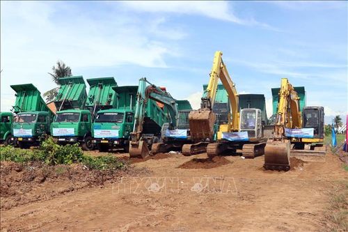 Các phương tiện cơ giới xây dựng tiến hành khởi công xây dựng dự án. Ảnh: Trung Kiên/TTXVN.