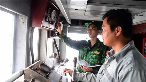 Lực lượng Biên phòng tiến hành kiểm tra tàu BV-0420-H