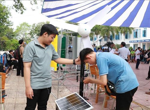Sinh viên nghiên cứu, chế tạo lắp đặt hệ thống điện gió kết hợp năng lượng mặt trời. Ảnh: Phan Sáu TTXVN