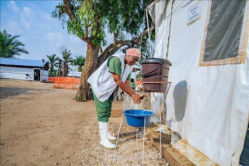 Nhân viên y tế làm việc tại trung tâm điều trị Ebola ở Bulape, CHDC Congo. Ảnh: THX/TTXVN