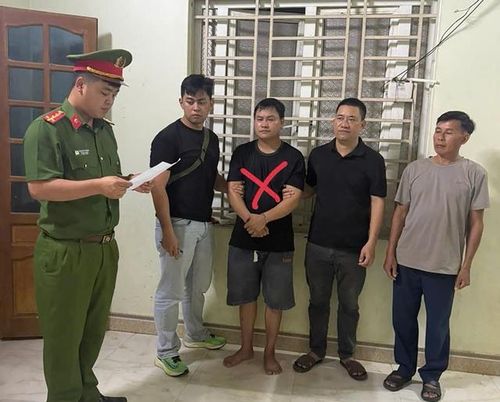 Đối tượng cầm đầu đường dây (mặc áo đen ở giữa ảnh) tại địa bàn Nghệ An ngày 15/5. Ảnh: Công an tỉnh Lai Châu.