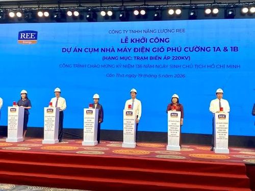 Đại biểu bấm nút khởi công dự án cụm Nhà máy điện gió Phú Cường 1A và 1B.