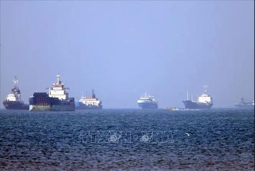 Tàu thuyền ở eo biển Hormuz, gần thành phố cảng Bandar Abbas, Iran. Ảnh: The Guardian/TTXVN