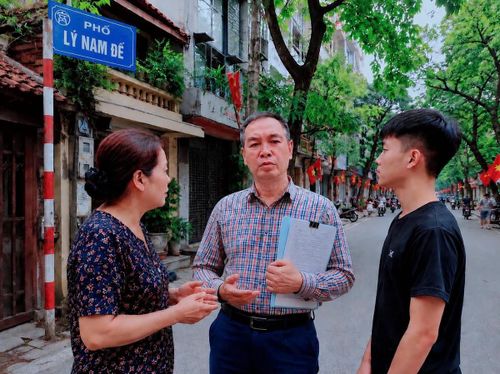 Ông Lê Hồng Trường (giữa) trao đổi cùng người dân trên địa bàn
