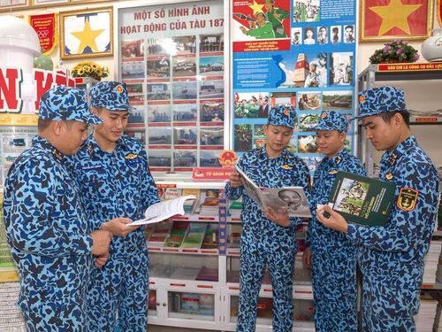 Thủy thủ tàu ngầm tích cực nghiên cứu, học tập và làm theo Bác. Ảnh: QCHQ