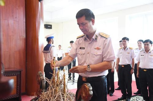 Phó Đô đốc Nguyễn An Phong, Bí thư Đảng ủy, Chính ủy Hải quân dâng hương tưởng niệm Chủ tịch Hồ Chí Minh. Ảnh: QCHQ