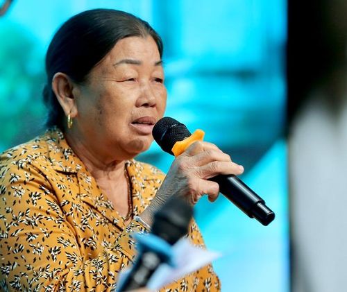 Bà Bảy, thân nhân của người hiến tạng chia sẻ đầy xúc động tại chương trình. Ảnh: Ngô Nhung