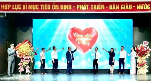 Ban Tổ chức thực hiện nghi thức phát động đăng ký hiến tạng với sự tham gia của các đại biểu, chuyên gia và đại diện gia đình người hiến tạng. Ảnh: Ngô Nhung