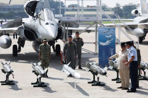 Tổng thống Indonesia Prabowo Subianto giới thiệu vũ khí thông minh Hammer tại lễ bàn giao máy bay chiến đấu Rafale tại căn cứ không quân Halim Perdanakusuma ở Jakarta, Indonesia, ngày 18/5/2026. Ảnh: Reuters.