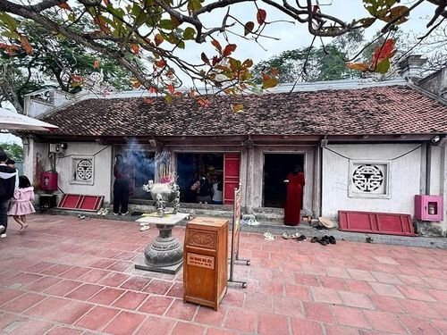 Đền Cô Tiên nằm cuối dãy núi Trường Lệ, trên đỉnh hòn Đầu Voi về phía Tây Nam, là di tích nổi tiếng gắn liền với du lịch biển Sầm Sơn. Ảnh: Bảo Anh