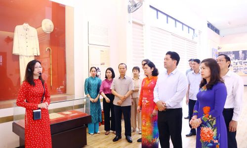  Các đồng chí lãnh đạo tỉnh và đại biểu tham quan không gian trưng bày Bác Hồ với Nhân dân các dân tộc tỉnh Bắc Ninh. 