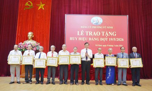 Lãnh đạo phường Vũ Ninh trao Huy hiệu 55 và 50 năm tuổi Đảng cho các đảng viên. 