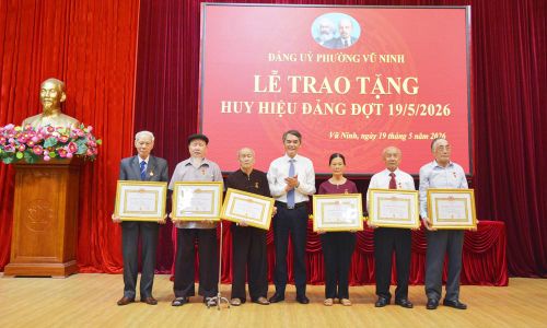  Đồng chí Vũ Minh Hiếu trao Huy hiệu 65 và 60 năm tuổi Đảng cho các đảng viên. 