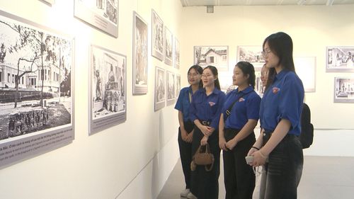 Sinh viên tham quan không gian trưng bày chuyên đề “Từ khu vườn tượng Tourane đến Bảo tàng Henri Parmentier”. Ảnh: Q.N