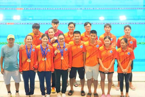 Huấn luyện viên Huỳnh Hữu Anh (bên trái) đưa đội tuyển lặn Đà Nẵng gặt hái thành công, được chờ đợi cùng học trò thi đấu tốt tại Giải lặn vô địch các nhóm tuổi quốc gia 2026. Ảnh: NGUYÊN KHANG