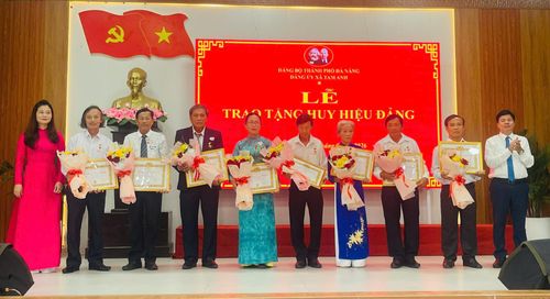 Đảng bộ xã Tam Anh trao Huy hiệu Đảng cho các đảng viên trong đợt 19/5. Ảnh: THANH NHẤT
