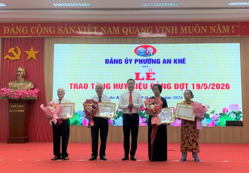 Lãnh đạo phường An Khê trao Huy hiệu Đảng cho các đảng viên đạt chuẩn. Ảnh: VĨNH LỘC