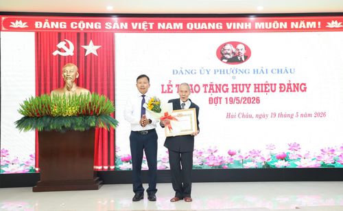 Trưởng ban Tổ chức Thành ủy Đoàn Duy Tân trao Huy hiệu 65 năm tuổi Đảng cho đảng viên đủ tiêu chuẩn. Ảnh: NGỌC PHÚ