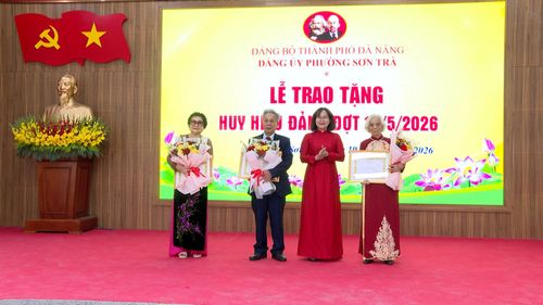 Trao Huy hiệu Đảng cho các đảng viên.