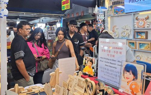 Du khách tham quan, mua sắm tại chợ đêm Sơn Trà. Ảnh: NHẬT HẠ