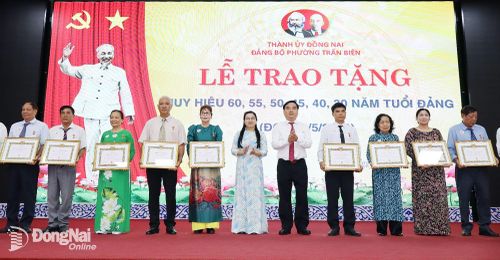 Lãnh đạo phường Trấn Biên trao huy hiệu Đảng cho các đảng viên lão thành. Ảnh: Thùy Anh