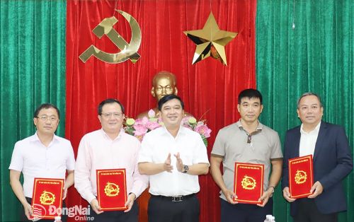 Thành ủy viên, Phó Chủ tịch UBND thành phố Đồng Nai Hồ Văn Hà trao quyết định giao chủ đầu tư dự án nhà ở xã hội cho các doanh nghiệp. Ảnh: Hoàng Lộc