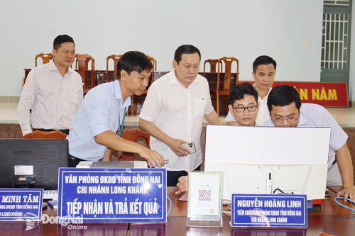 Lãnh đạo Sở Nông nghiệp và Môi trường kiểm tra công tác tiếp nhận và trả kết quả hồ sơ lĩnh vực đất đai tại cơ sở. Ảnh: Hoàng Lộc