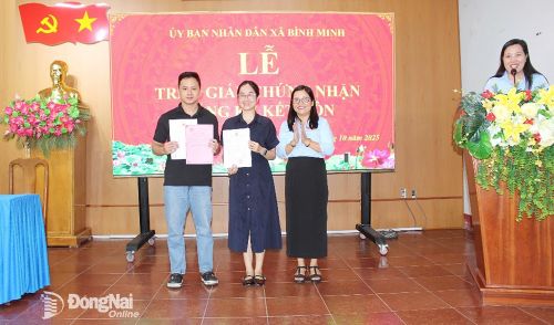 Lãnh đạo xã Bình Minh trao giấy chứng nhận đăng ký kết hôn cho người dân thực hiện thủ tục hành chính trong mô hình ngày thứ 6 không hẹn. Ảnh: Hồ Thảo