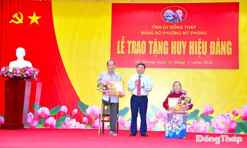 Đồng chí Phan Văn Thắng, Phó Bí thư Thường trực Tỉnh ủy, Chủ tịch Ủy ban MTTQ Việt Nam tỉnh trao Huy hiệu Đảng 65 năm, 60 năm tuổi Đảng và tặng hoa, Khánh vàng lưu niệm cho đảng viên nhận Huy hiệu Đảng.