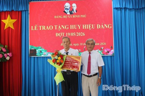 Tặng Khánh lưu niệm chúc mừng đảng viên nhận Huy hiệu 50 năm tuổi Đảng.