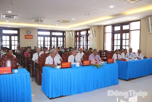 Đại biểu dự Lễ trao tặng Huy hiệu Đảng.