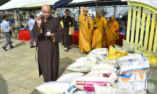 Thực hiện nghi thức Pháp sanh thả cá tái tạo nguồn lợi thủy sản.