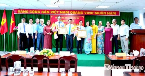 Đại diện các đồng chí là Bí thư, Phó Bí thư các Chi bộ trực thuộc Đảng bộ chúc mừng 2 đồng chí nhận Huy hiệu Đảng.