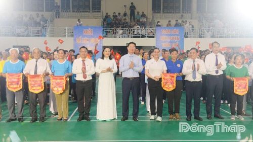 Lãnh đạo UBND tỉnh và lãnh đạo phường Mỹ Tho tặng Cờ luân lưu cho các đoàn tham dự Đại hội.