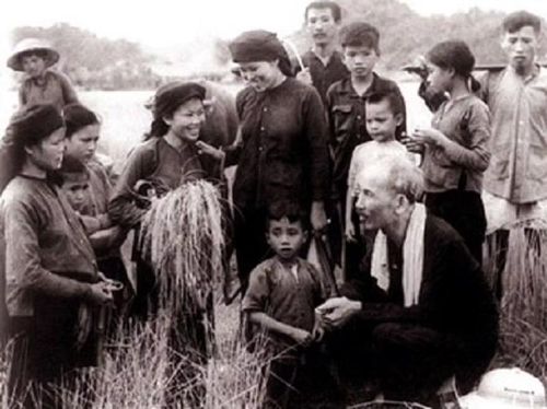  Chủ tịch Hồ Chí Minh trò chuyện cùng nông dân Hợp tác xã Hùng Sơn, huyện Đại Từ, tỉnh Thái Nguyên (năm 1954). Ảnh tư liệu 