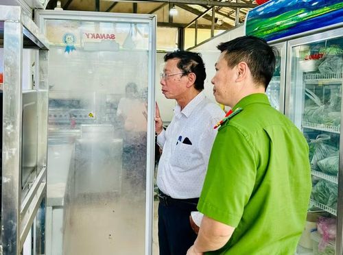 Đoàn kiểm tra số 1 do đại diện Sở Công Thương làm Trưởng đoàn tiến hành kiểm tra một cơ sở trên địa bàn phường Hội Phú. Ảnh: Như Nguyện