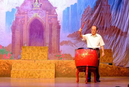  Đạo diễn NSND Hoàng Ngọc Đình thực hiện nghi thức gióng trống phát lệnh khởi công dàn dựng nâng cao vở diễn. Ảnh: Ngọc Nhuận 