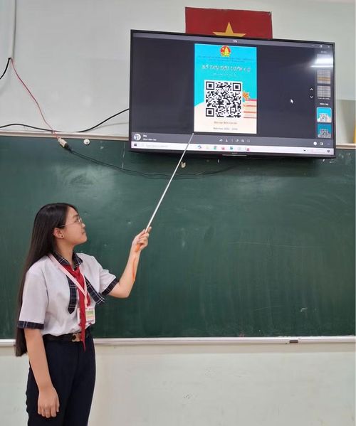 Liên đội Trường THCS Trưng Vương triển khai mô hình “Sổ tay Đội viên 4.0 - Thiếu nhi thời đại số” đến các chi đội. Ảnh: ĐVCC
