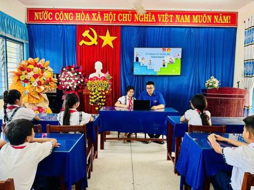 Mô hình “Đội viên số thông minh” tại Liên đội Trường Tiểu học số 1 Phước Thành thu hút sự tham gia của nhiều học sinh. Ảnh: D.L