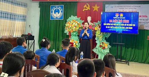 Đoàn phường, Hội đồng Đội phường Quy Nhơn Bắc triển khai mô hình “Định hướng cho thiếu nhi sử dụng AI và các thiết bị điện tử một cách an toàn, lành mạnh” tại Liên đội Trường THCS Nhơn Phú. Ảnh: ĐVCC
