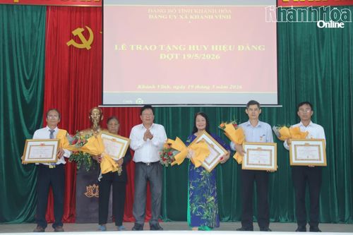 Lãnh đạo Đảng ủy xã Khánh Vĩnh trao Huy hiệu Đảng cho các đảng viên.