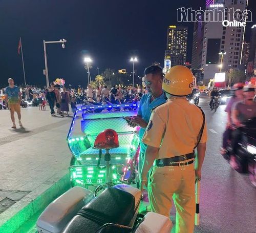 Cảnh sát giao thông kiểm tra, xử lý vi phạm của tài xế xích lô điện chạy trên đường Trần Phú (phường Nha Trang).