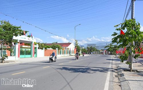 Đường Nhà Vuông là một trong những trục đường lớn của Diên Điền.