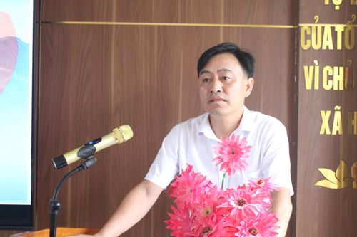 Lãnh đạo xã Sin Suối Hồ phát biểu tại phiên họp.