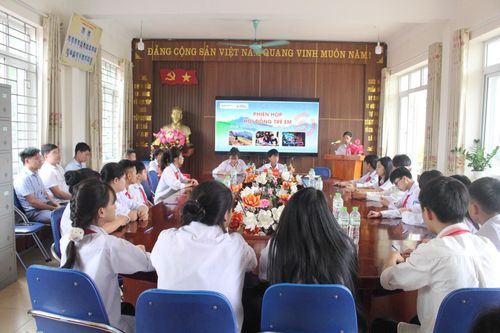 Quang cảnh phiên họp.