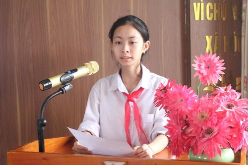 Đại diện Hội đồng Trẻ em xã Sin Suối Hồ báo cáo các nội dung tại phiên họp.