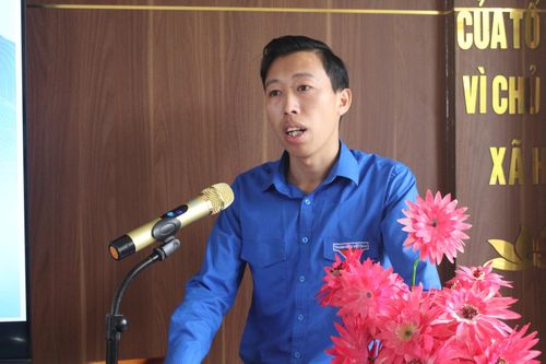 Đại diện Đoàn Thanh niên xã Sin Suối Hồ trả lời các ý kiến của Hội đồng Trẻ em tại phiên họp.